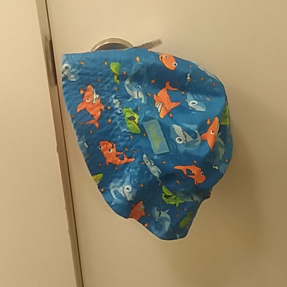 Swim shirt and hat set - Picture 4 of 5